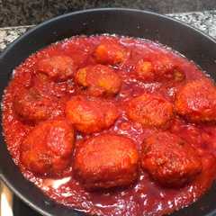 Una foto de Albóndigas de calabacín con tomate casero