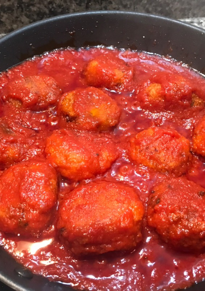 Una foto de Albóndigas de calabacín con tomate casero