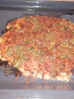 Una foto de Pizza de jamón y espinacas