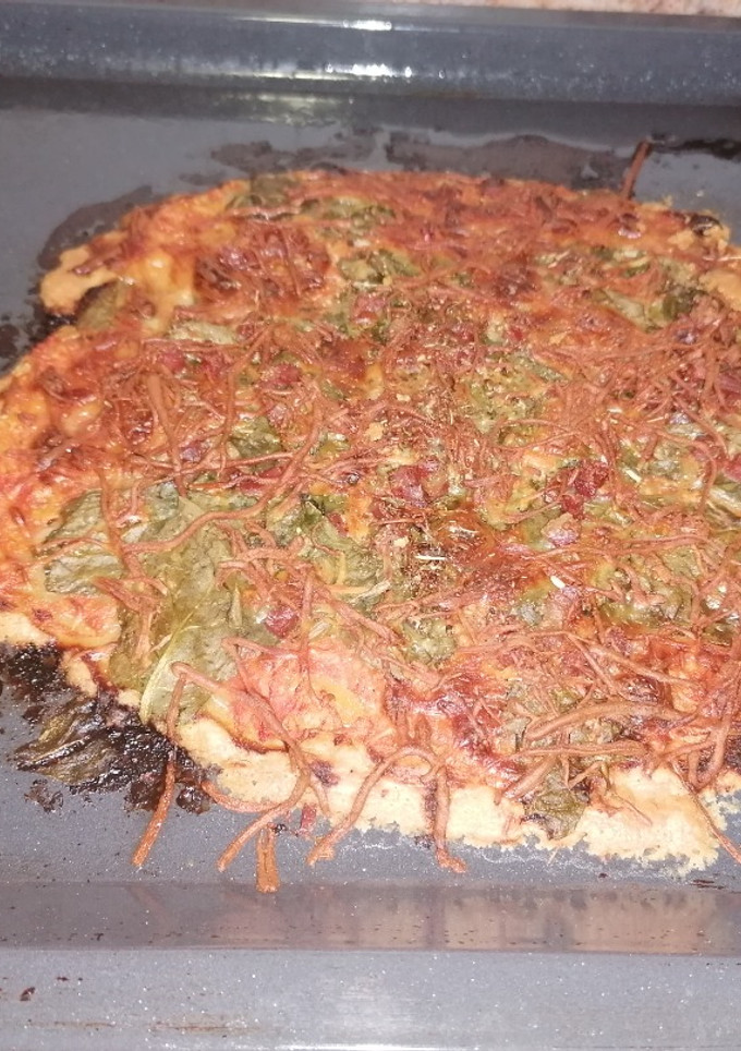 Una foto de Pizza de jamón y espinacas