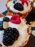 Cestini di avena con yogurt, frutti di bosco e mandorle
