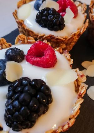Foto di Cestini di avena con yogurt, frutti di bosco e mandorle