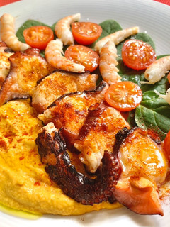 Una foto de Ensalada de pulpo y gambas con hummus de alubias-zanahorias