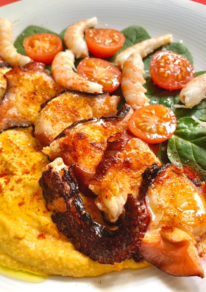 Una foto de Ensalada de pulpo y gambas con hummus de alubias-zanahorias