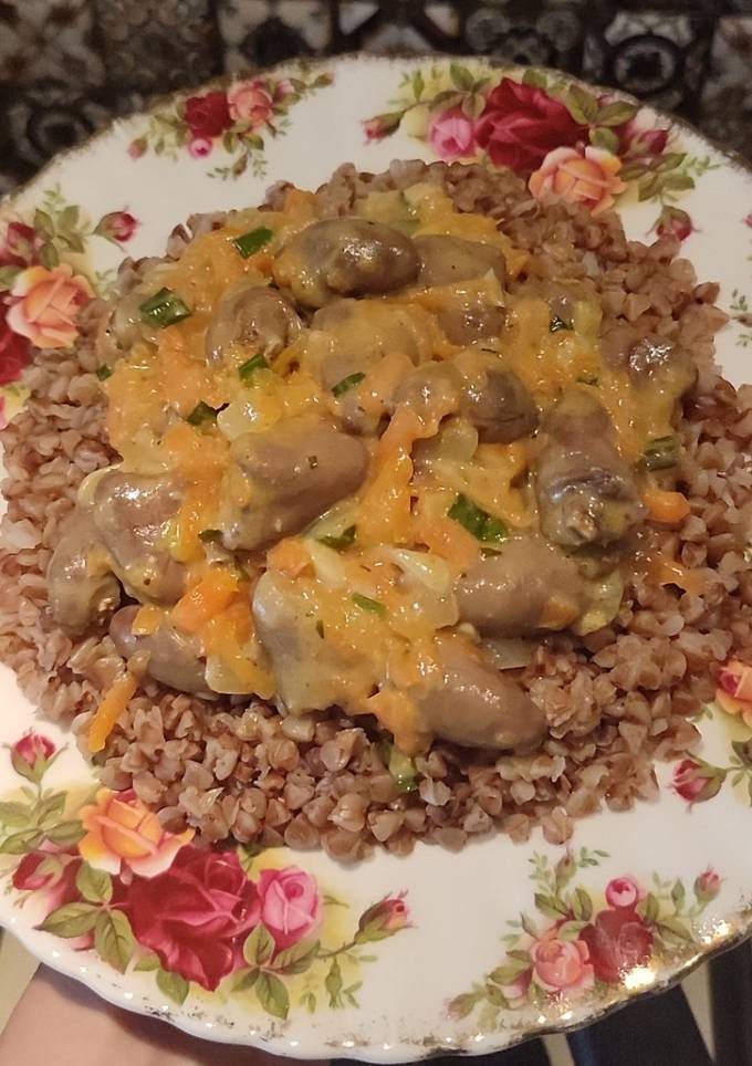 Курячі сердечка тушковані в сметані з сиром та гречкою😋