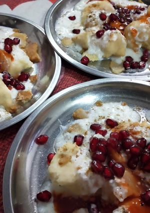 A picture of Dahi bhalle.