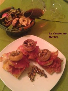 Una foto de Champiñones en tosta al crujiente de jamón