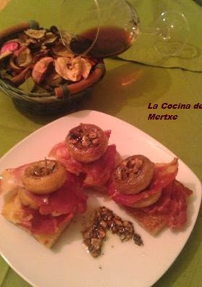 Una foto de Champiñones en tosta al crujiente de jamón