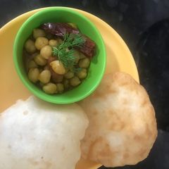 A picture of Bhature.