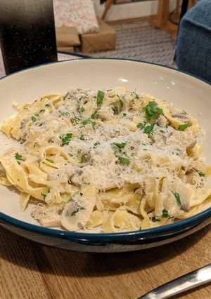 A picture of Creamy mushroom pasta.