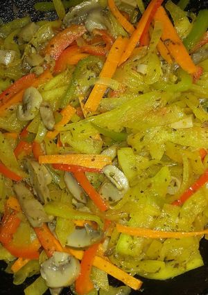 Una foto de Salteado de verduras con cáscara de sandía
