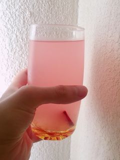 Una foto de Limonada Rosa con un trozo de Betabel