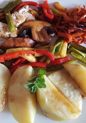 Una foto de Almuerzo, muy vegetariano. Pero con mucho sabor...😉👍