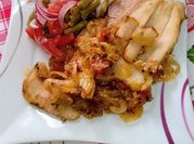 Una foto de boga al horno con condimentos