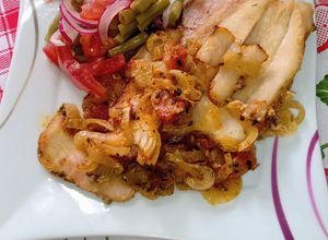 Una foto de Boga al horno en cebolla y tomate