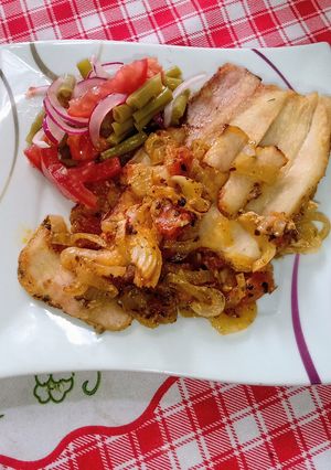 Una foto de Boga al horno en cebolla y tomate