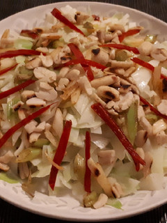 Una foto de Ensalada de col con aderezo de lima, leche de coco y cacahuetes