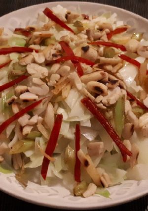 Una foto de Ensalada de col con aderezo de lima, leche de coco y cacahuetes
