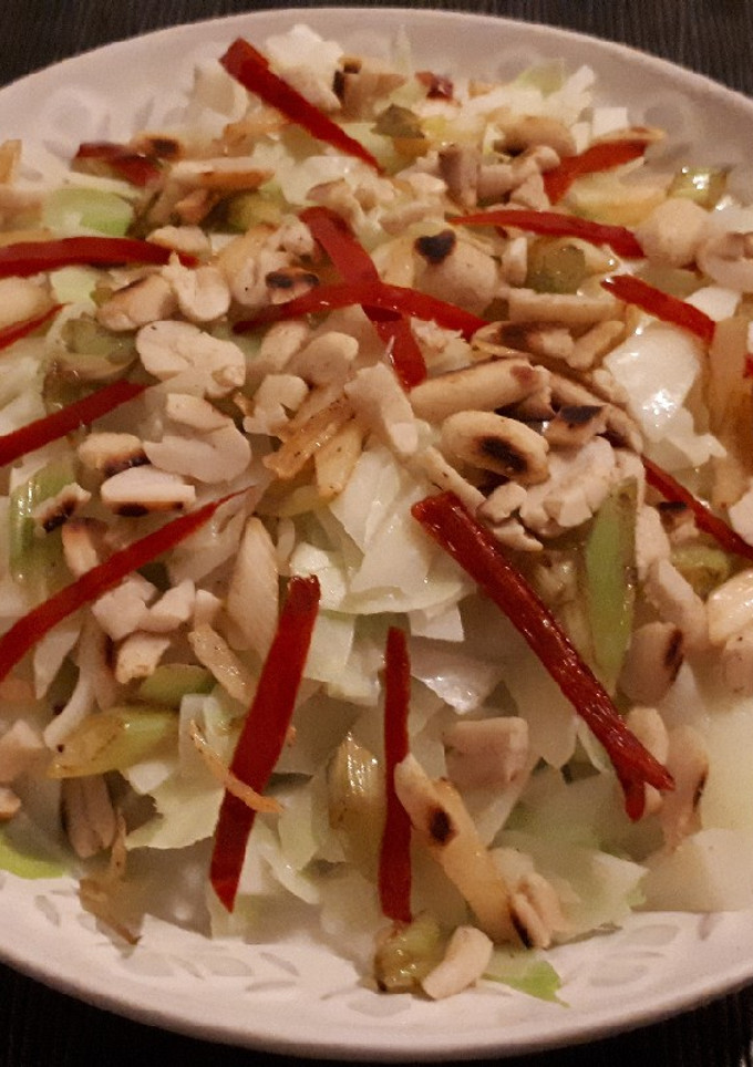 Una foto de Ensalada de col con aderezo de lima, leche de coco y cacahuetes