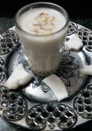 નારિયેળ દૂધ(Coconut Milk Recipe in Gujarati) રેસીપી મુખ્ય ફોટો