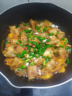 Hình của món Sườn non kho thơm.