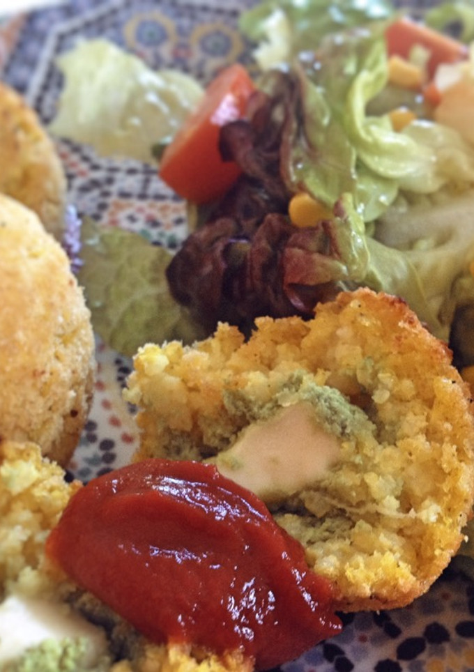Una foto de Bombas de mijo rellenas de rúcola y queso