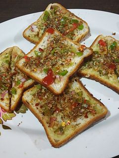 तवा ब्रेड पिज़्ज़ा (Tawa bread pizza recipe in hindi) रेसिपी मुख्य फोटो