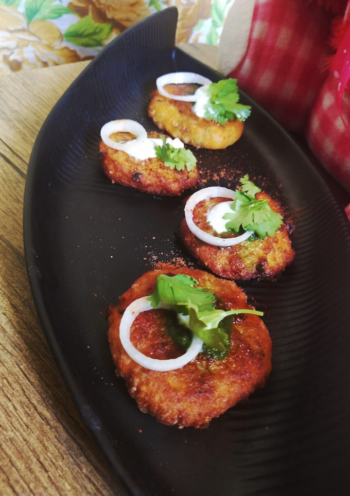 A picture of Aalu tikki.