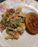 Ensalada de fideos de colores con milanesa