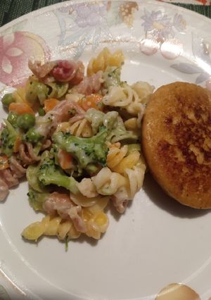 Una foto de Ensalada de fideos de colores con milanesa