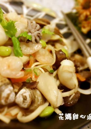 總匯海鮮炒麵 的食譜成品照片