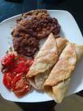 Fajitas fritas con hígado apanado y tomates al horno