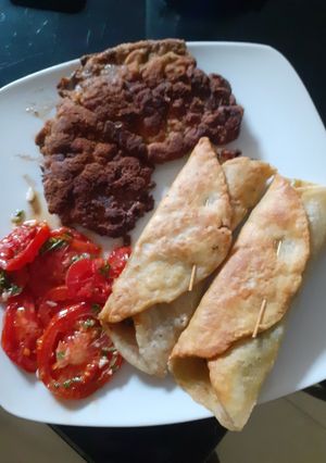 Una foto de Fajitas fritas con hígado apanado y tomates al horno