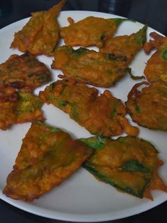 पालक भजी (palak bhaji recipe in marathi) रेसिपी चे मुख्य फोटो