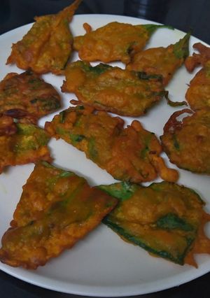 पालक भजी (palak bhaji recipe in marathi) रेसिपी चे मुख्य फोटो 