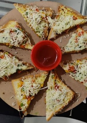 ગાર્લીક ટોસ્ટ (Garlic Chili Toast Recipe In Gujarati) રેસીપી મુખ્ય ફોટો
