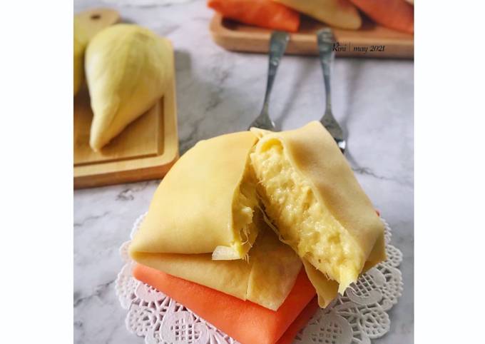 Pancake durian (durian crepes)