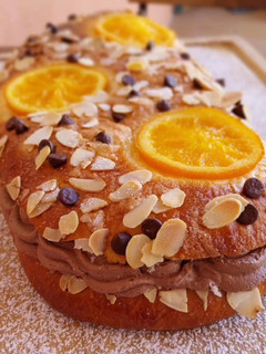 Una foto de Coca de Sant Joan v3: De naranja confitada, almendras y pepitas de chocolate rellena de trufa y nata