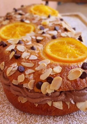 Una foto de Coca de Sant Joan v3: De naranja confitada, almendras y pepitas de chocolate rellena de trufa y nata