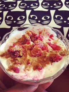 Una foto de Merienda saludable de queso batido sabor helado de fresa!