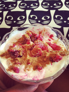 Una foto de Merienda saludable de queso batido sabor helado de fresa!