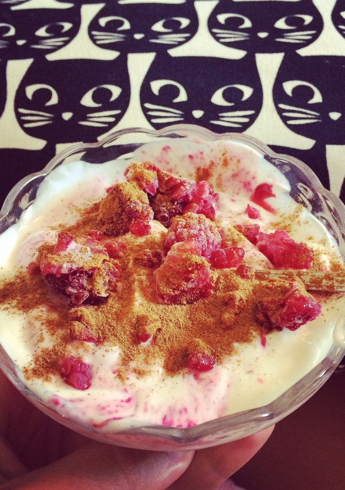 Una foto de Merienda saludable de queso batido sabor helado de fresa!