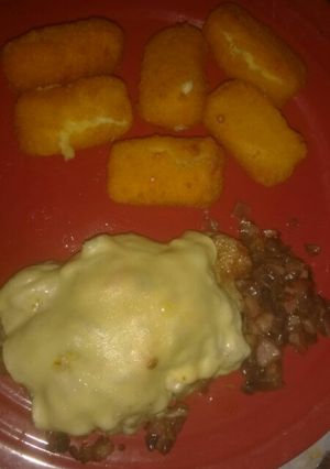 Una foto de Bifes de bondiola con guarnición