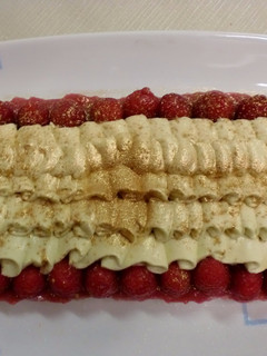 Una foto de Tarta de frambuesa, pistacho y lima