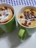 Cupcake de vainilla con chispas de chocolate en taza