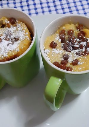 Una foto de Cupcake de vainilla con chispas de chocolate en taza