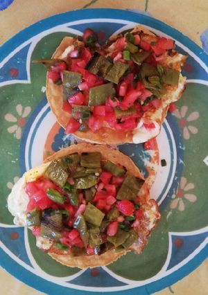Una foto de Tostada de nopal, huevo y aguacate