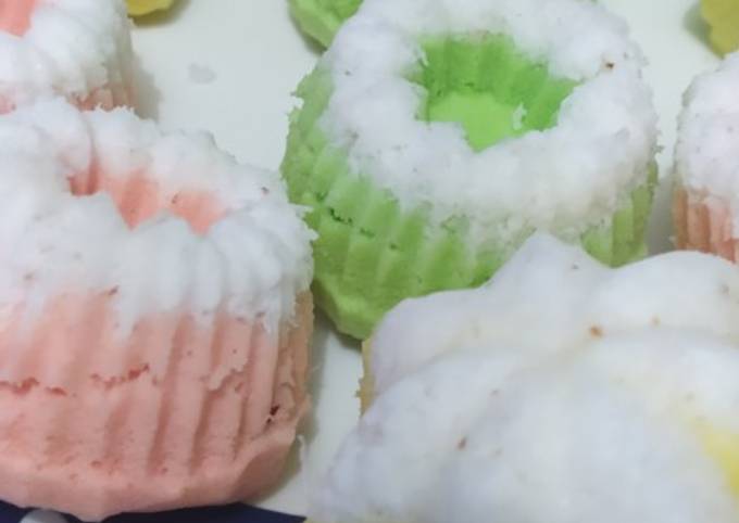 Kue putu ayu warna warni