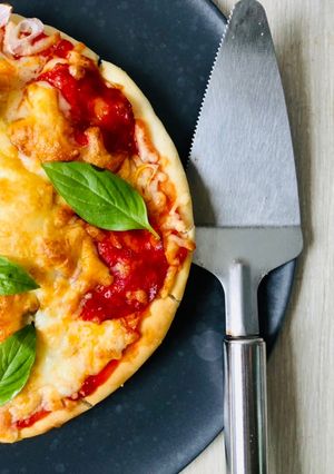 รูปของ Salami basil พิซซ่า homemade