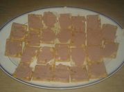 Una foto de canapé de carne